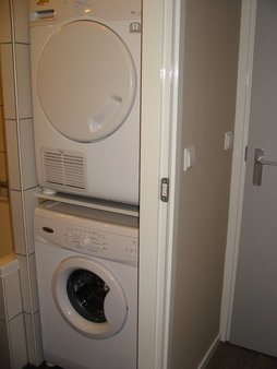 De wasmachine en wasdroger in de badkamer