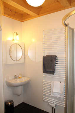 Solfelden badkamer; douche, wastafel en 2e WC