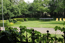 Een heerlijke hoek van de riante tuin