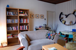 Gemeenschappelijke woonkamer met boeken, spelletjes en dvd's.