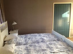 Slaapkamer met 2 1-persoons bedden
